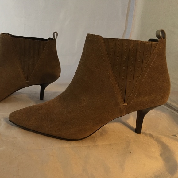 NEW Donald Pliner Faie Suede Kitten-Heel Bootie 10 - Picture 4 of 7